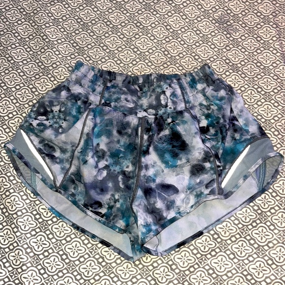 lululemon athletica Pants - Lululemon Hotty Hots Size 2 2.5 Inseam